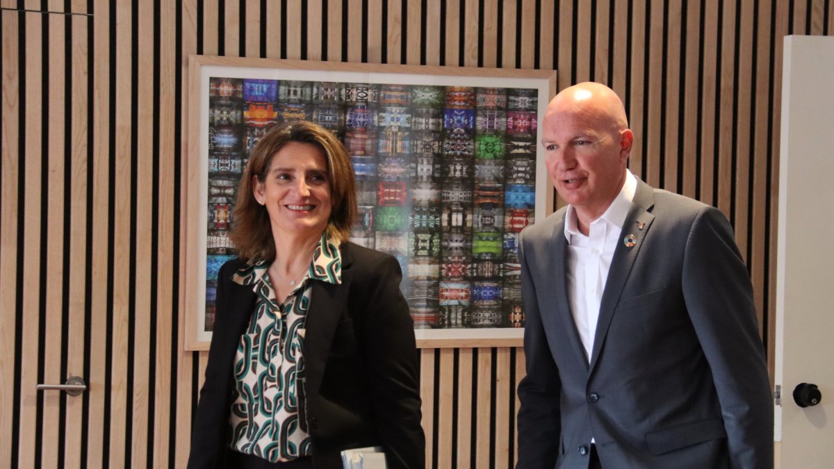 El conseller d'Acció Climàtica, David Mascort, rep la ministra per a la Transició Ecològica, Teresa Ribera, al departament per abordar mesures davant la sequera que pateix Catalunya.