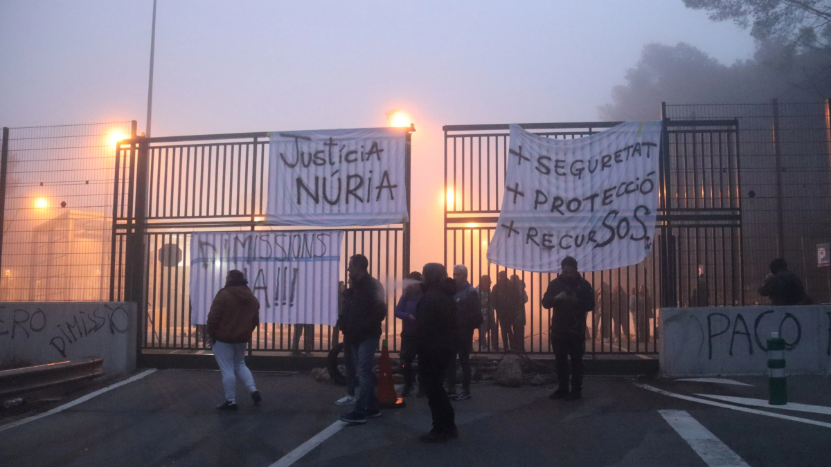 La plantilla de Mas d'Enric manifestándose en las puertas del centro penitenciario.