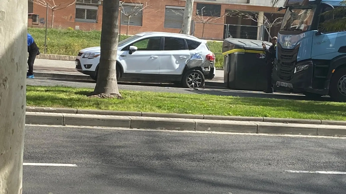 Imatge del cotxe danyat després de l'impacte.