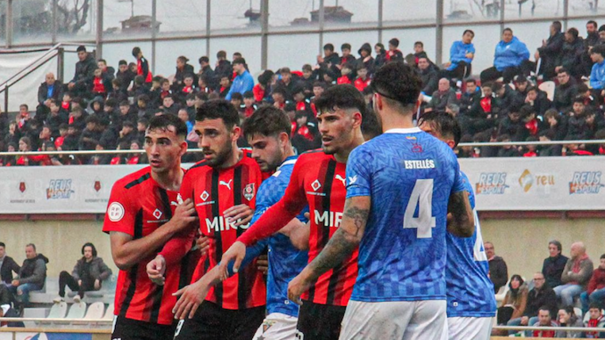 Els jugadors del Reus FC Reddis en una acció de pilota aturada.