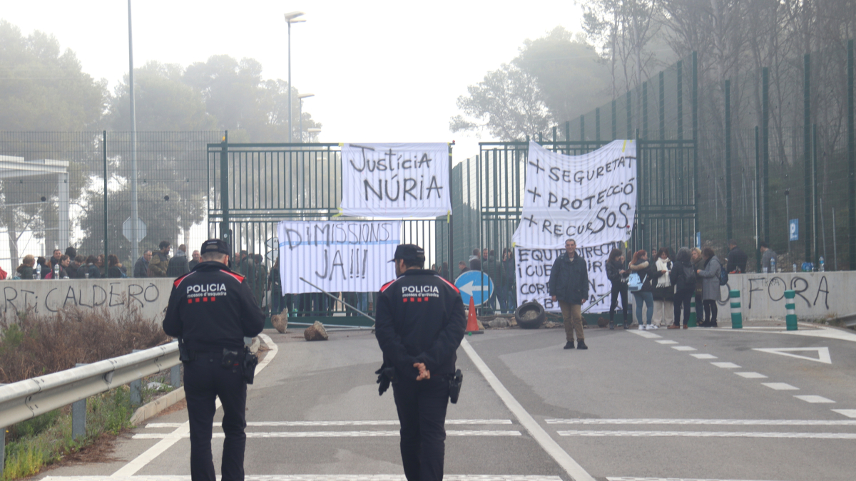 Dos mossos davant les portes del centre penitenciari Mas d'Enric durant la jornada de protesta.