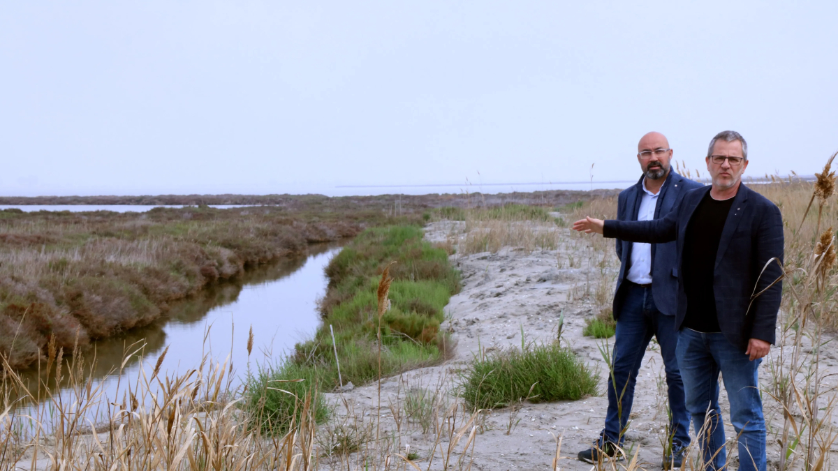El delegat del Govern, Albert Salvadó i el director territorial d'Acció Climàtica, Jesús Gómez, sobre una de les guardes recrescudes de la bassa de l'Encanyissada.