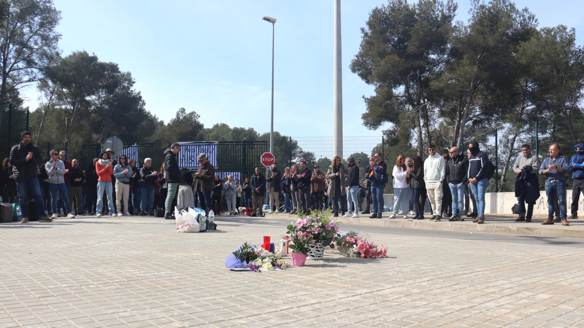 Els treballadors de Mas d'Enric concentrats a les portes del centre penitenciari.