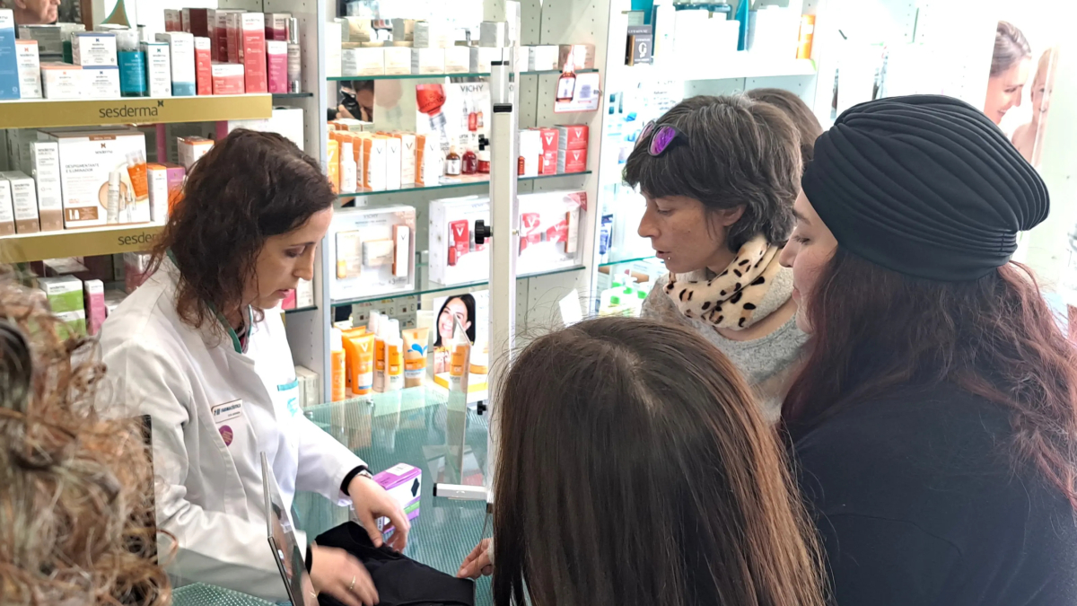 Una farmacèutica explica el funcionament dels productes menstruals reutilitzables.
