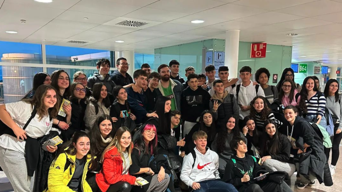 Ibai juntament als alumnes vallencs a l'Aeroport del Prat.