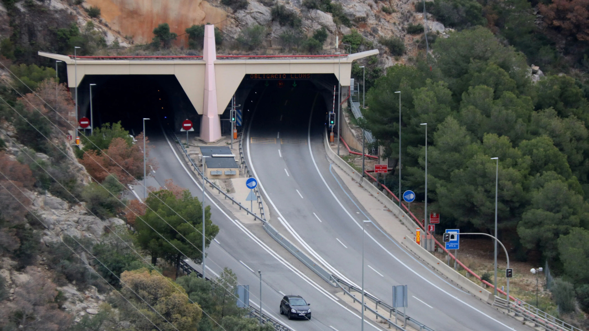 Vista aérea de uno de los túneles de la C-32 sur, en el Garraf.