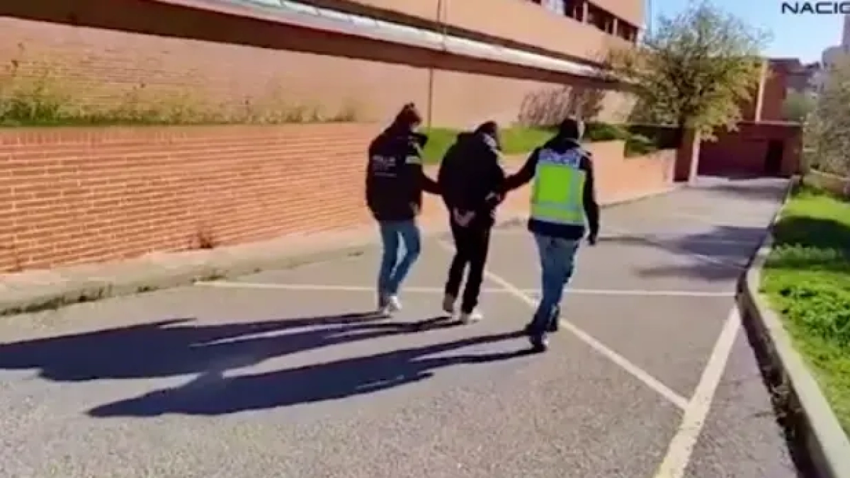 El arrestado ofrecía el contenido pornográfico a través de aplicaciones de compraventa.