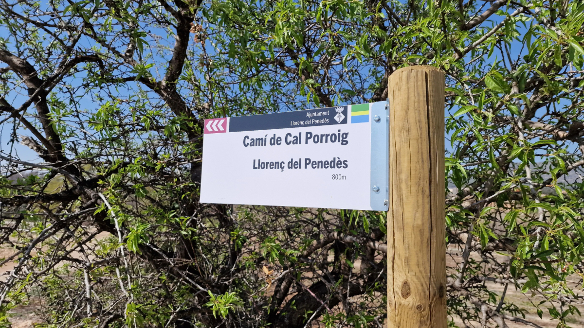 Imagen de uno de los carteles que se ha instalado para señalizar los caminos en Llorenç.