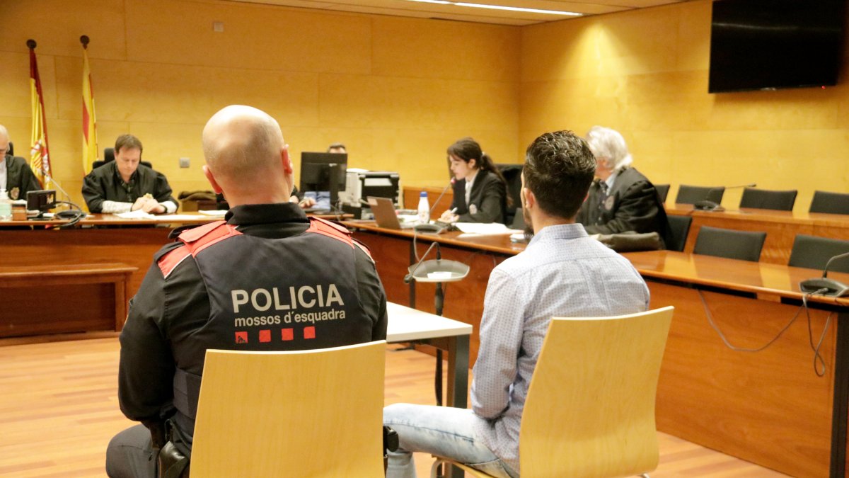 D'esquenes i custodiat pels Mossos, el condemnat per robar un cotxe a punta de pistola a Empuriabrava i apunyalar el propietari.