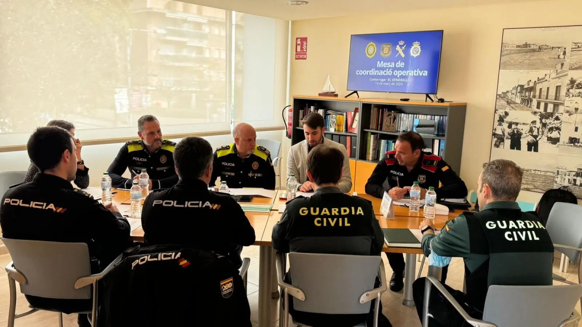 Representants de la Policia Local, Mossos d’Esquadra, Policia Nacional i Guàrdia Civil reunits a Coma-ruga.