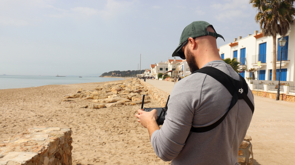 Un trabajador de la empresa Inspectia & Control Services pilotando un dron en la playa de Altafulla.