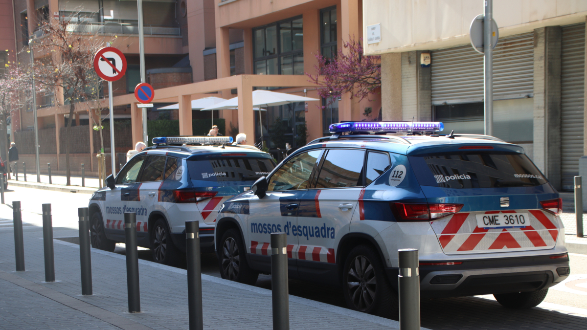 Dos coches de los Mossos.