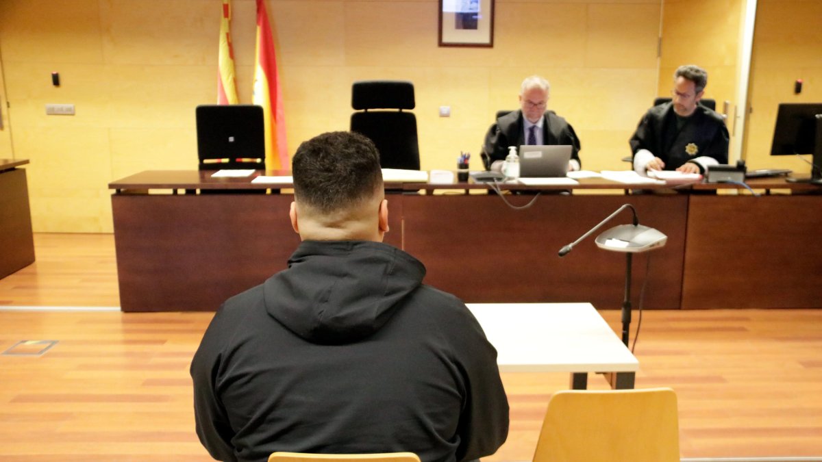 D'esquenes, el condemnat per entrar en una casa de Platja d'Aro aprofitant que el propietari no hi era. Foto del judici a l'Audiència de Girona.