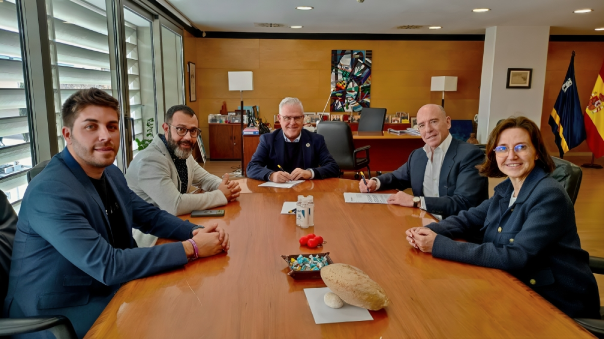 Imatge durant el moment de signatura del contracte.