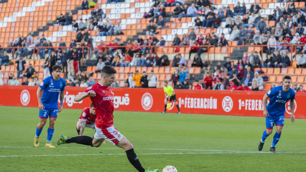 Bonilla xutant l’últim penal a favor del Nàstic el 19 de març de 2023.