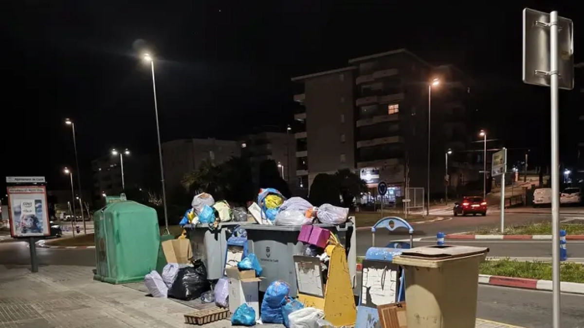 Imagen de basura fuera de los contenedores de Cunit.