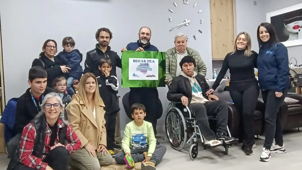 Imagen de los jóvenes que han recibido la beca de Todos En Azul.