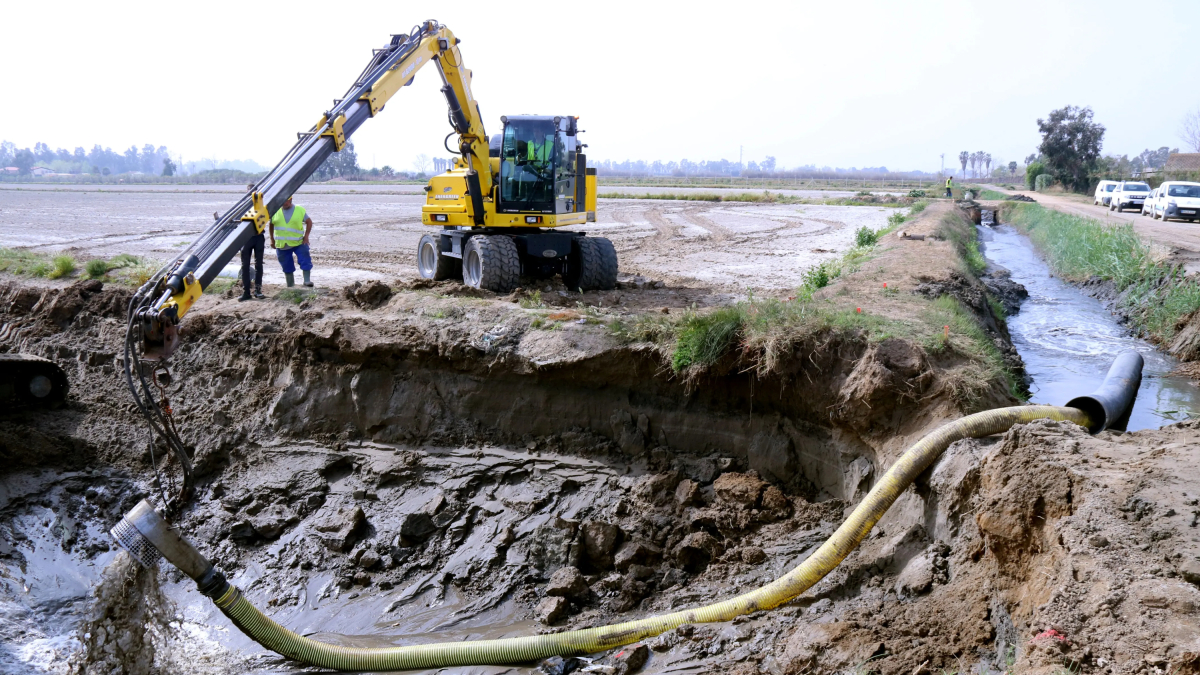 Extracción de agua salada del agujero del pozo que recogerá el drenaje de 60 hectáreas de arrozales de Deltebre.