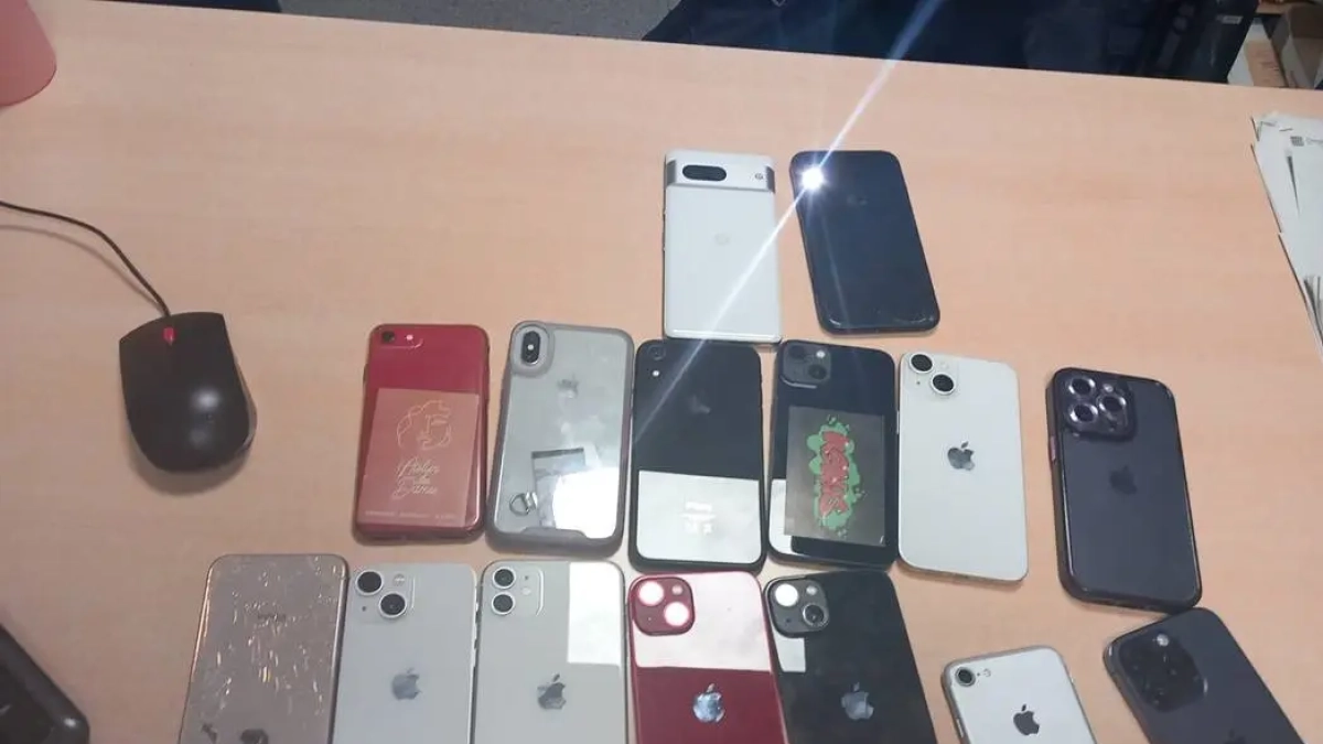 Los terminales intervenidos a los cuatro detenidos.