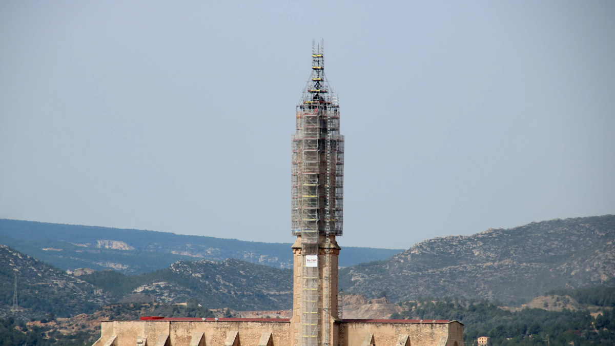 Vista del campanar de Valls en obres.
