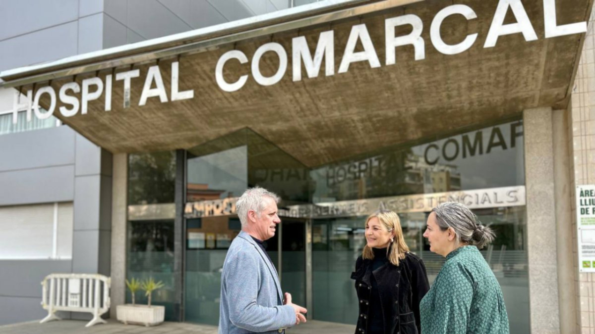 La doctora Maria José Rallo, en el centro, conversando con el alcalde de Amposta, Adam Tomàs en la puerta del HCA.