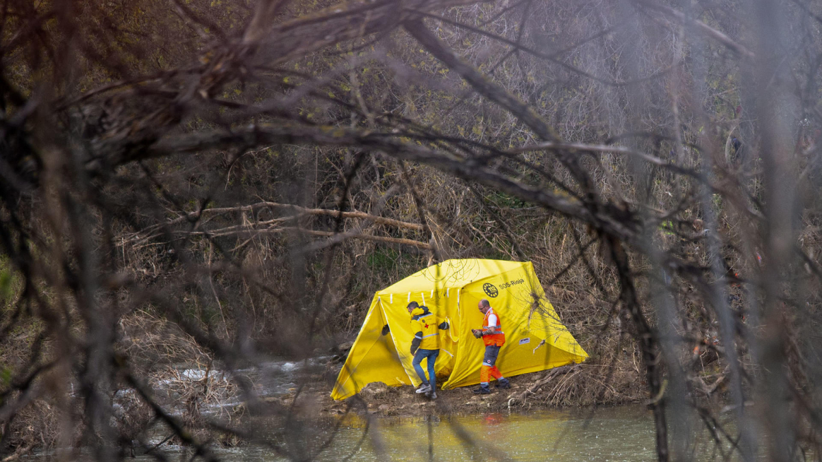 Efectivos de emergencias han rescatado el cuerpo sin vida del río Ebro a Logroño.