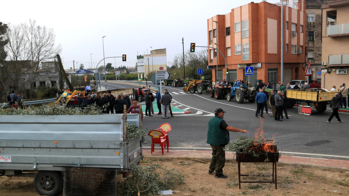 Tractores, campesinos y vecinos cortan la C-12 en la rotonda de Jesús.
