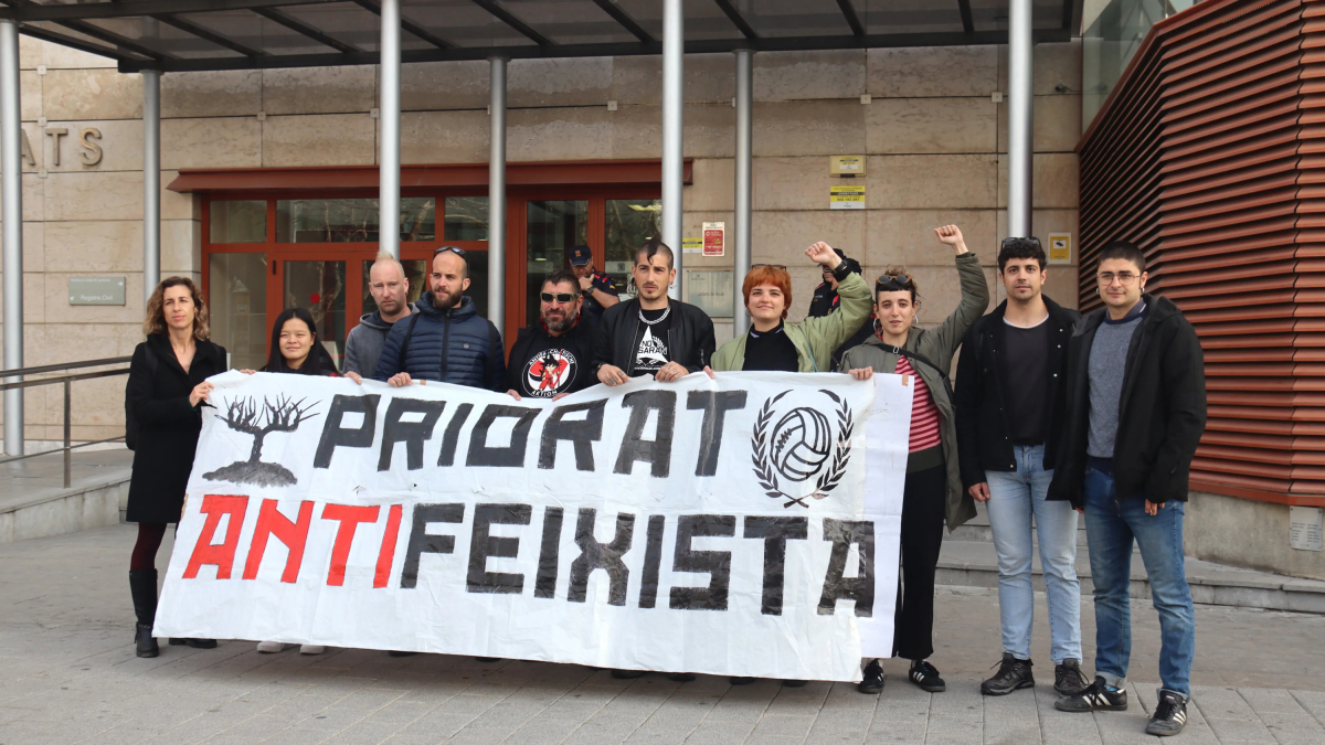 Un grupo de personas protestando contra el juicio a un joven acusado de agredir a un mosso durante una protesta antifascista en Cornudella de Montsant.