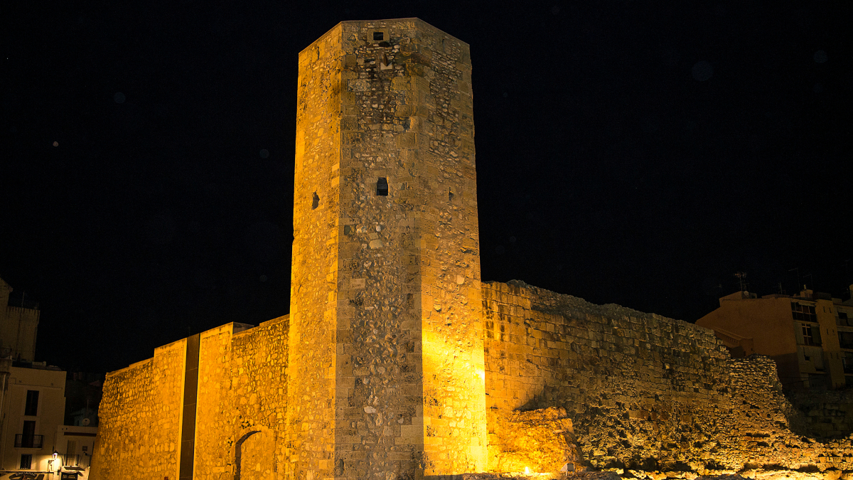 Imatge del circ romà de Tarragona il·luminat.