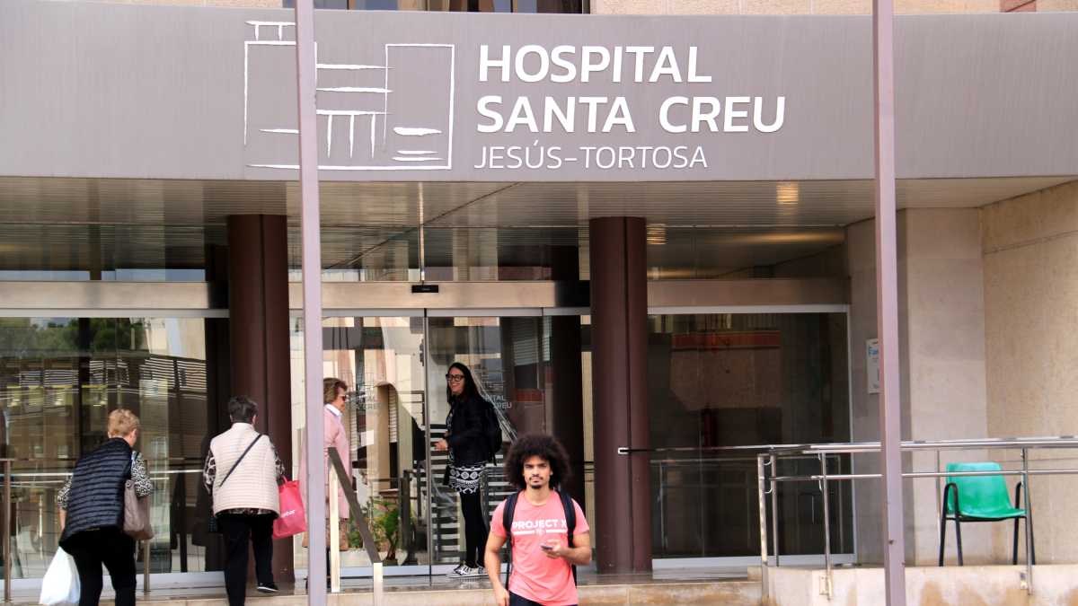 Usuarios entrando y saliendo del Hospital de la Santa Creu de Jesús.