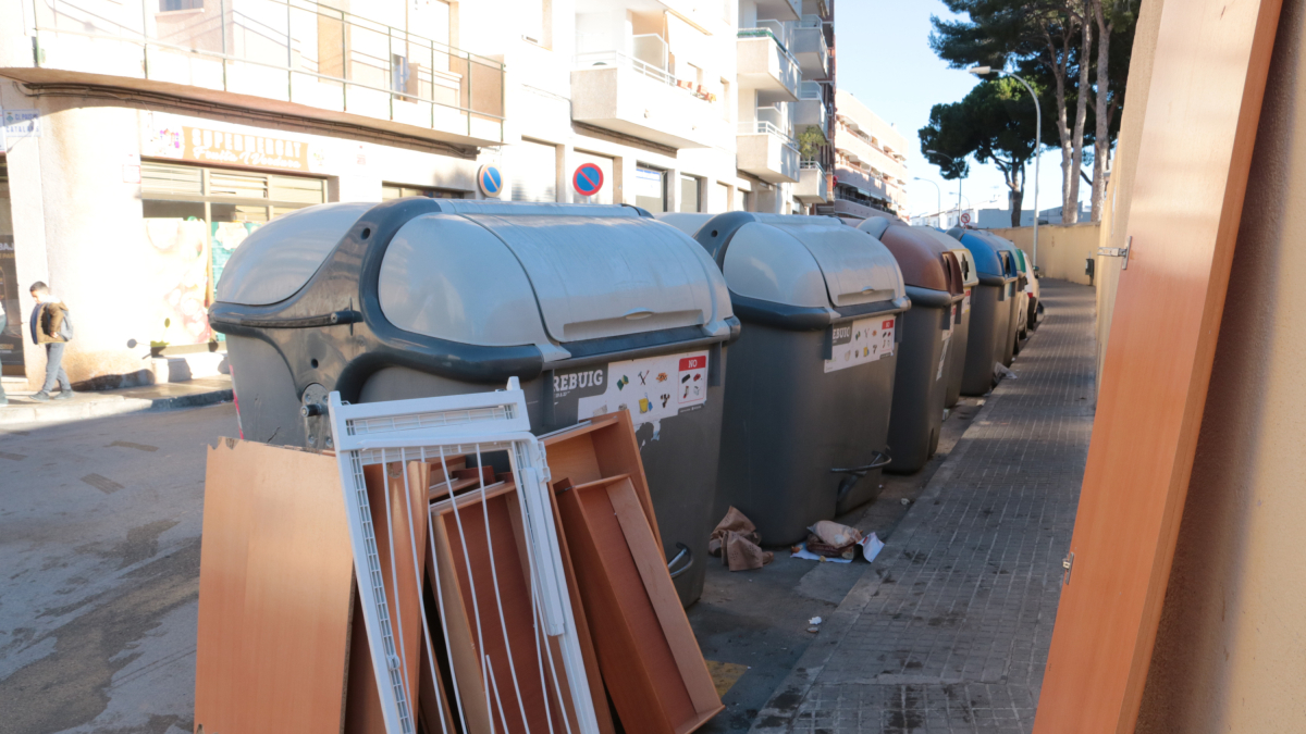 Basura acumulada durante una jornada de huelga del servicio de recogida de basura en Torredembarra.