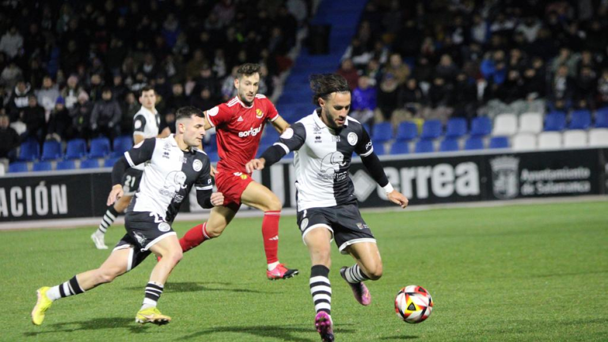 L’autor d’un dels gols del partit de la primera volta, Mario Losada, vigilat per Unai Dufur.