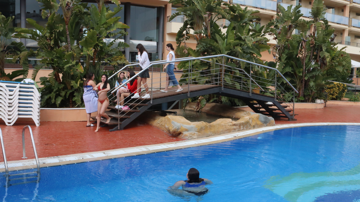 Un grupo de jóvenes, en la piscina del hotel 4R Gran Regina de Salou.