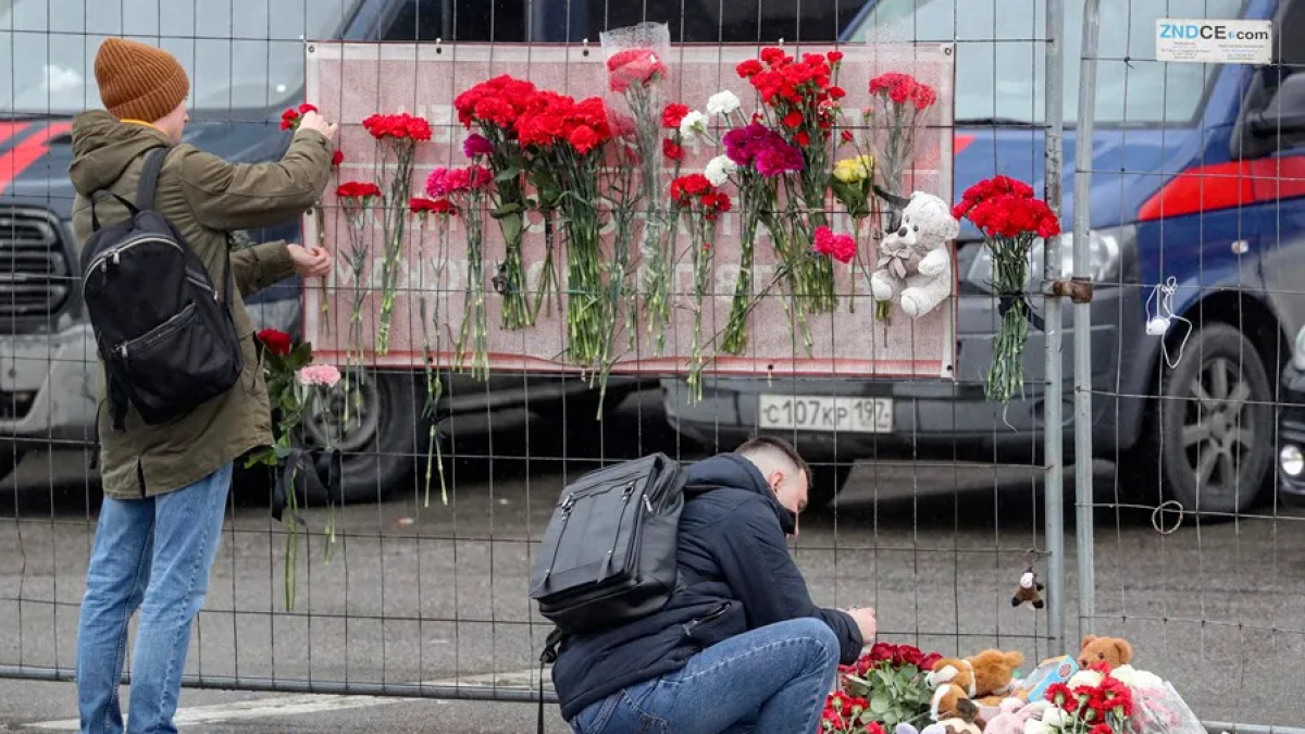 Ciudadanos depositan flores en la zona en la que se produjo el atentado cerca de Moscú.