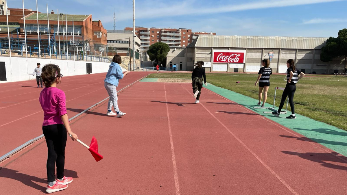 Jornada de deporte inclusivo con la sección de atletismo del Ploms y Supera't el pasado sábado 16 de marzo.