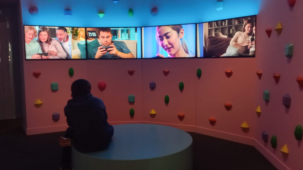 La exposición se articula en seis salas o espacios que tratan aspectos diferentes relacionados con los videojuegos.