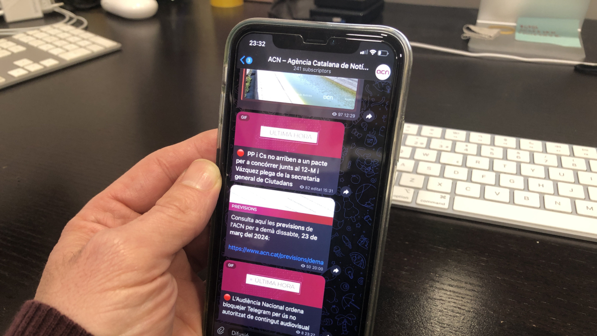 Un telèfon mòbil mostra el canal de Telegram de l'ACN.