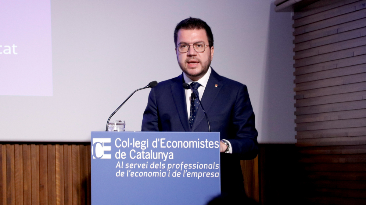 El presidente de la Generalitat, Pere Aragonès, en la conferencia sobre financiación en el Colegio de Economistas de Catalunya.