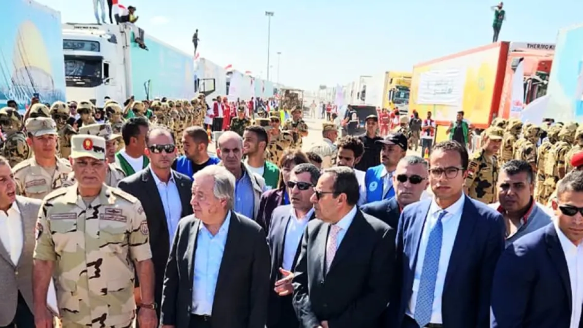 El secretario general de la ONU, Antonio Guterres, en la visita en el paso de Rafah.