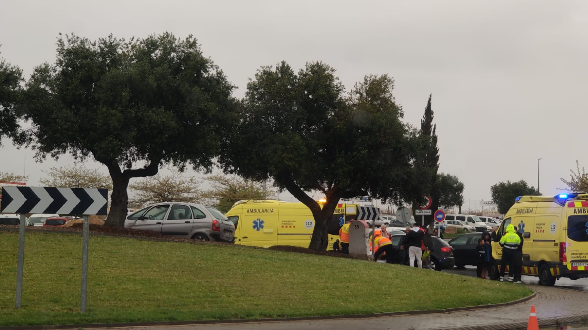Imagen del vehículo accidentado en la glorieta.