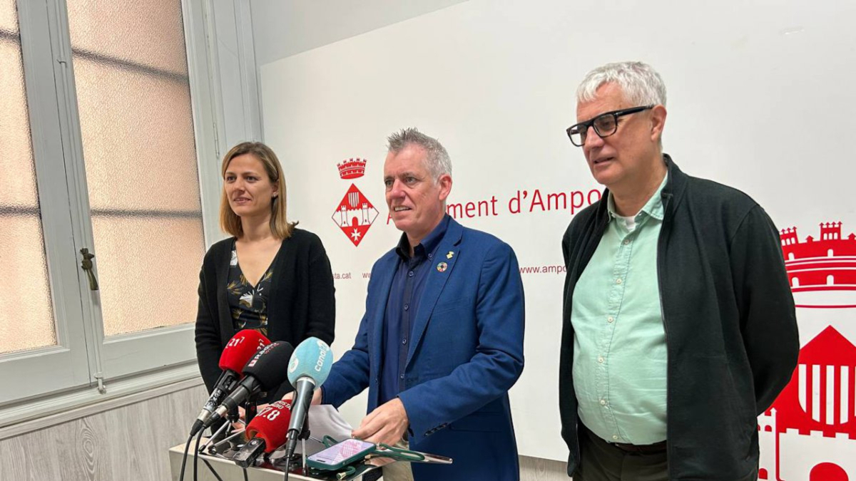 El alcalde de Amposta, Adam Tomàs, en la rueda de prensa para presentar el cierre de las cuentas de 2023.