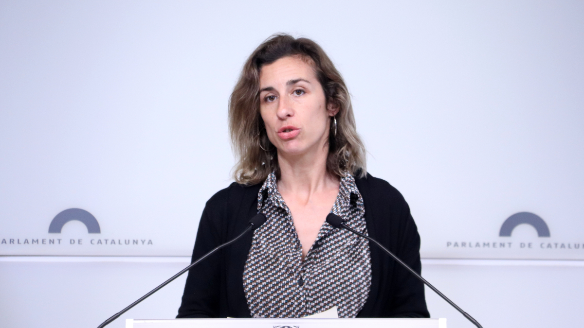 La diputada de la CUP al Parlament Laia Estrada en roda de premsa.