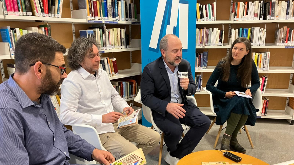 Diversos representants del consistori cambrilenc presentant el programa literari.
