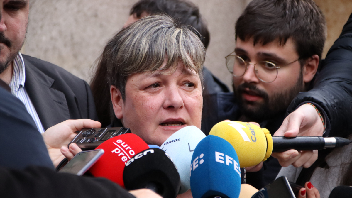 Ester Garcia, advocada de la víctima de Dani Alves, atén els mitjans a les portes del seu despatx.