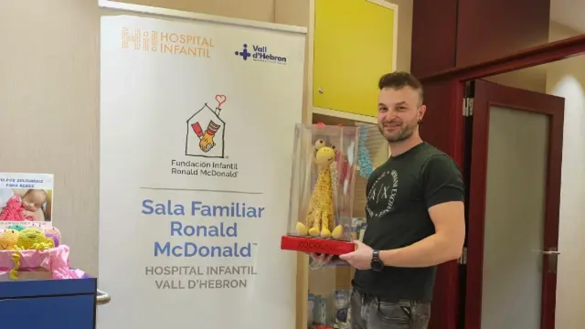 El pastelero de Xocosave, Adan Saez, hizo la entrega de las monas.