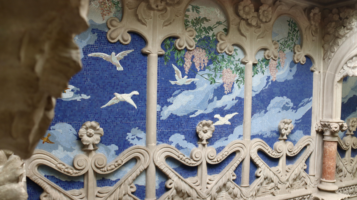 Part superior del mosaic que presideix l’entrada de la Casa Navàs de Reus.