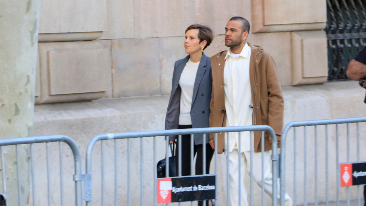 Dani Alves compareix a l'Audiència de Barcelona per primera vegada després de sortir de la presó sota fiança, acompanyat per la seva advocada, Inés Guardiola.