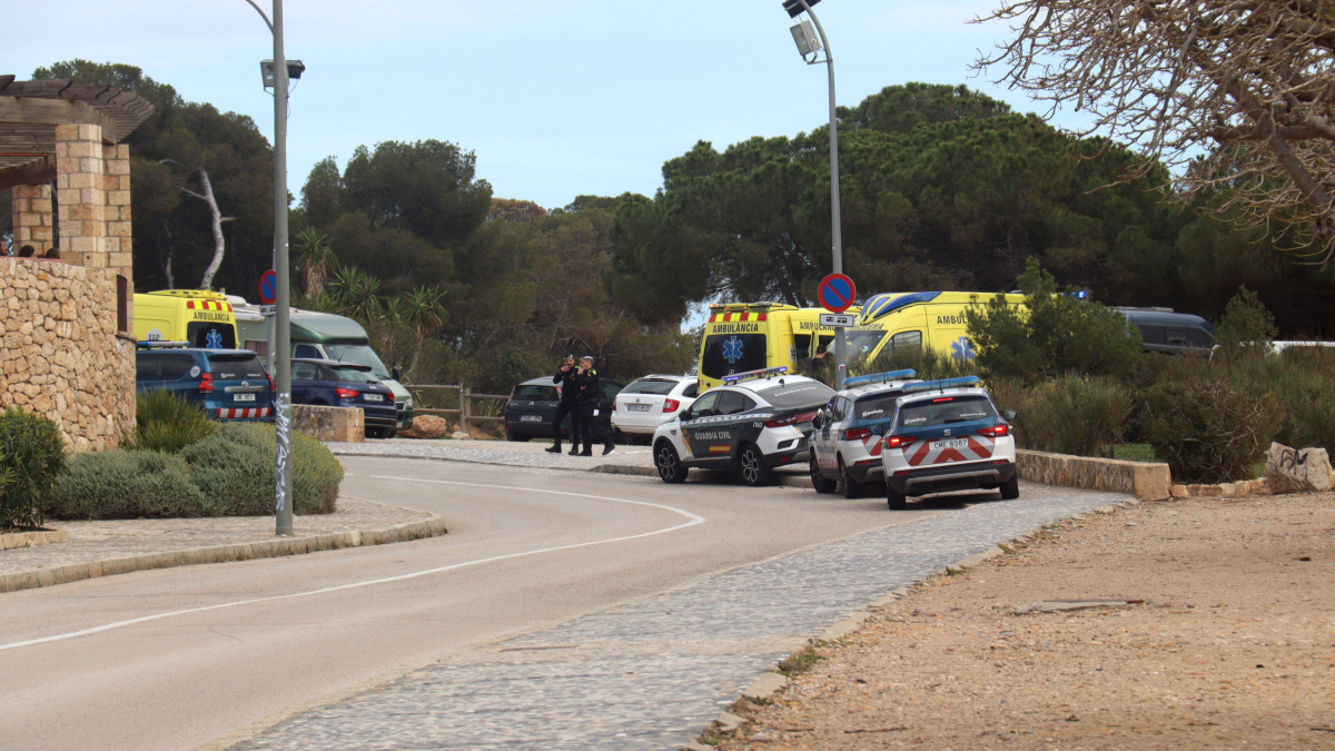 Vehículos policiales y de emergencias en la zona de la playa del Milagro de Tarragona donde se han ahogado dos personas.