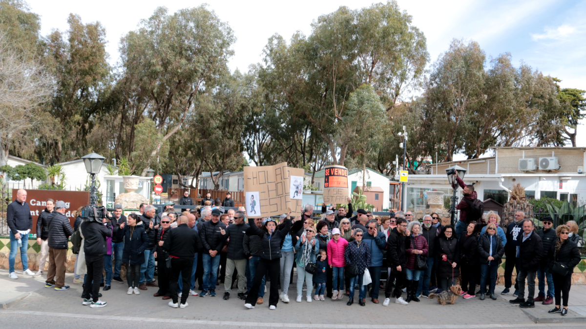 Una setantena de persones es manifesten a les portes del càmping Sant Salvador de Coma-ruga contra el seu desallotjament.