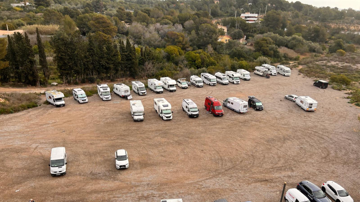 Denuncien que els campistes duen diversos dies aparcats en el pàrquing.